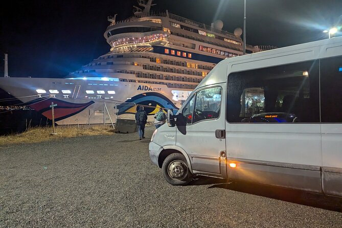 Northern Lights Minibus Chase Max 16 Person In Group - The role of the guide matters greatly