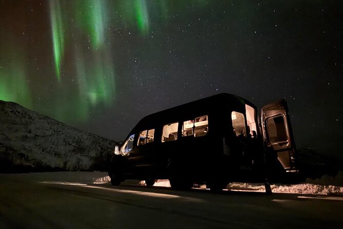 Northern Lights Tour with Hot Food and Drinks in Tromso - Guides make or break the evening
