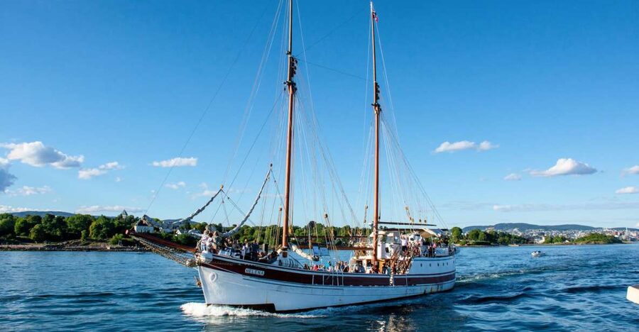 Oslo: Best of Oslo Walking Tour & Fjords Sightseeing Cruise - Starting at University Aula on Karl Johan
