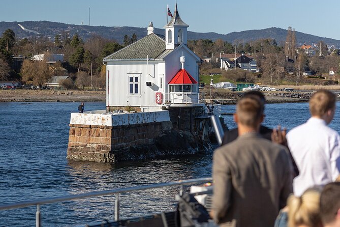 Oslo fjord 3-Course Dinner Cruise with Live Music - Finding the best seat for dinner and views