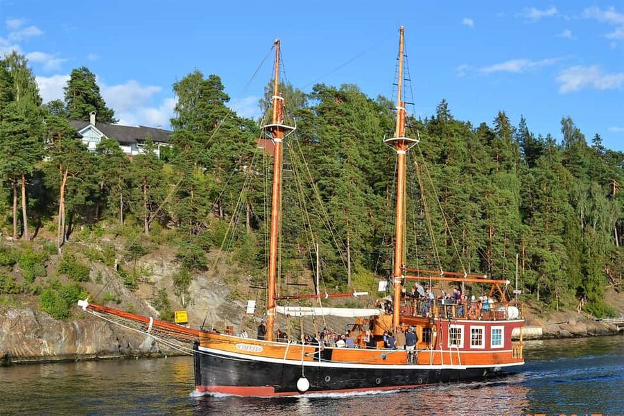 Oslo: Fjord Mini Cruise by Wooden Sailing Ship - Opera House, Munch Museum, and Sørenga