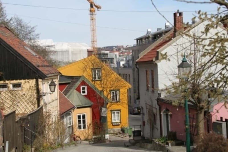Oslo: Food Tasting and Walking Tour with a Local - A stop for traditional Norwegian dress