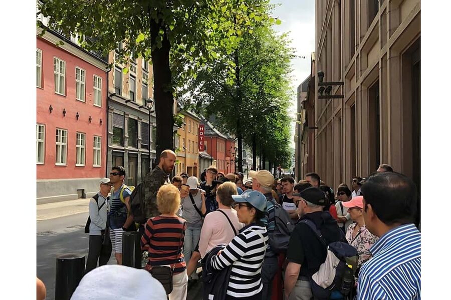 Oslo: Guided Walking Tour of Central Oslo - Meeting the guide beside the bronze Tiger
