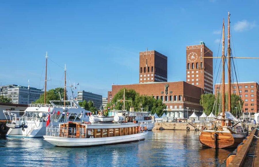 Oslo: Guided Walking Tour of Central Oslo - City Hall, National Theater, and Karl Johans Gate
