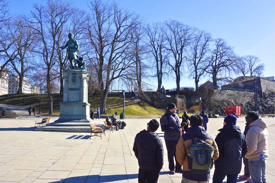 Oslo: History, Art and Secrets Tour - The Oslo Stock Exchange and the changing city