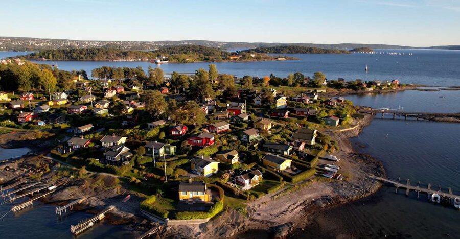 Oslo Island Walks: Island Hopping Tour - Lindøya: cottages, gardens, and a possible swim