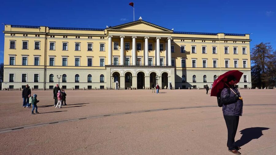 Oslo: Tour with a Michelin star chef - The Norwegian Parliament and Oslo’s civic center