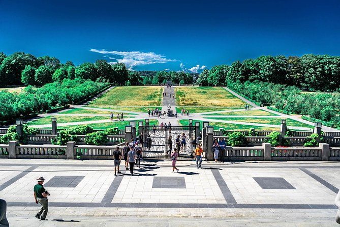Oslo & Vigeland Park Private Walking Tour - Nationaltheatret and the Royal Palace