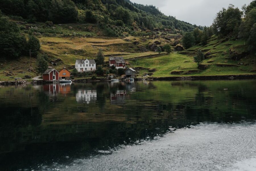 Øystese: Hardangerfjord RIB safari to the Fyksesund branch - Guide quality and the small-group advantage
