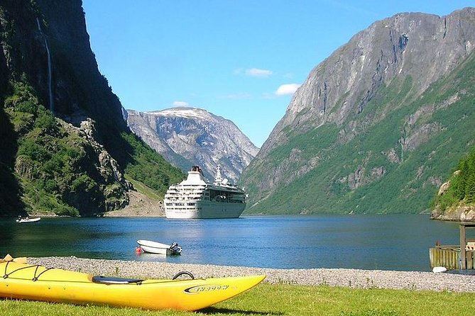 Private guided, Bergen to Oslo - Nærøyfjord Cruise & Flåm Railway - Tvindefossen brings a quick roadside reward