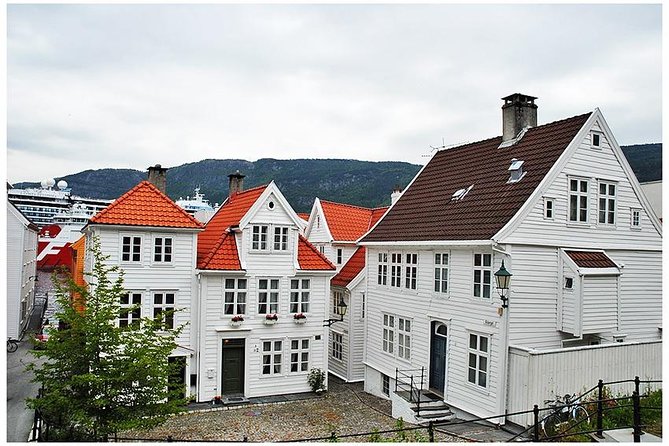 Private Guided City Sightseeing - Bergens Top Attractions - The Fish Market beside Vågen harbor
