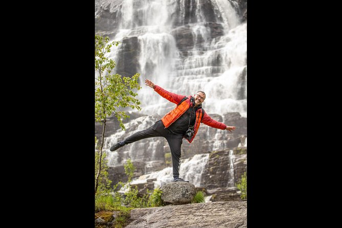 PRIVATE GUIDED TOUR: Highlights of Norway – Trip to the Sognefjord – WINTER - Frozen water at Tvindefossen