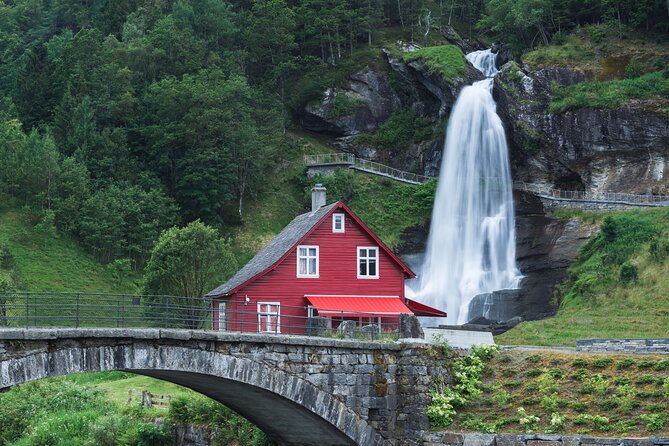 Private Guided Tour of Bergen and the Best of Norwegian Fjords - Lunch and a fjord-side pause in Øystese