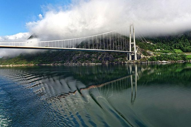 Private tour - Hardangerfjord, Voss Gondola & 4 Great Waterfalls - Feeling the spray at Skjervsfossen