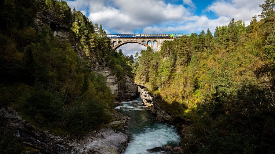 Romsdalen: Rauma Railway Golden Train with Guide - Starting at Åndalsnes station