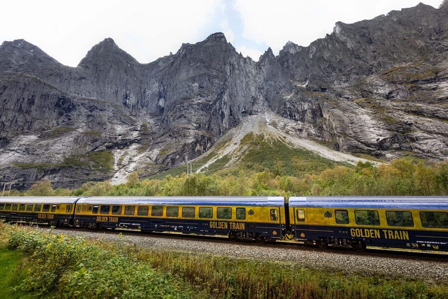 Romsdalen: Rauma Railway Golden Train with Guide - Making the most of your seat