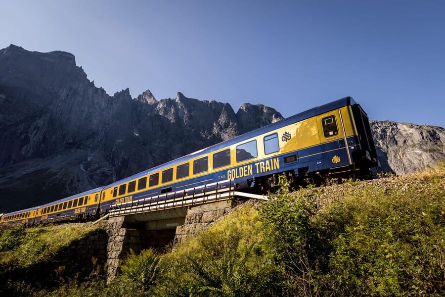 Romsdalen: Rauma Railway Golden Train with Guide - Commentary, stories, and the Golden Train name