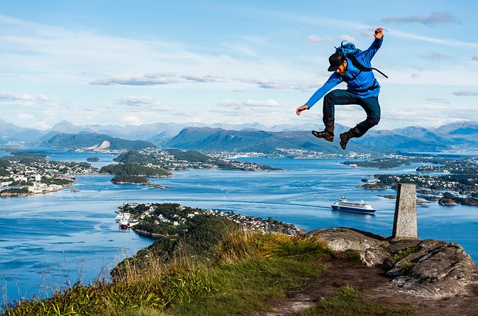 Seakayak And Hike in Ålesund - Rounding Slinnings point and the famous bonfire site