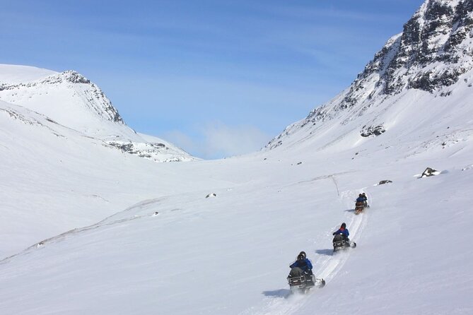 Snowmobile Evening Adventure outside Tromsø - Practicing before the trail
