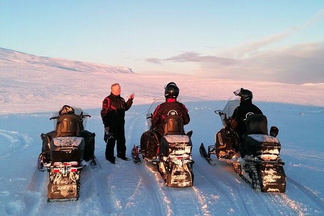 Snowmobile safari in the mountain plateau of Finnmarksvidda - From Alta pickup to the first engine start