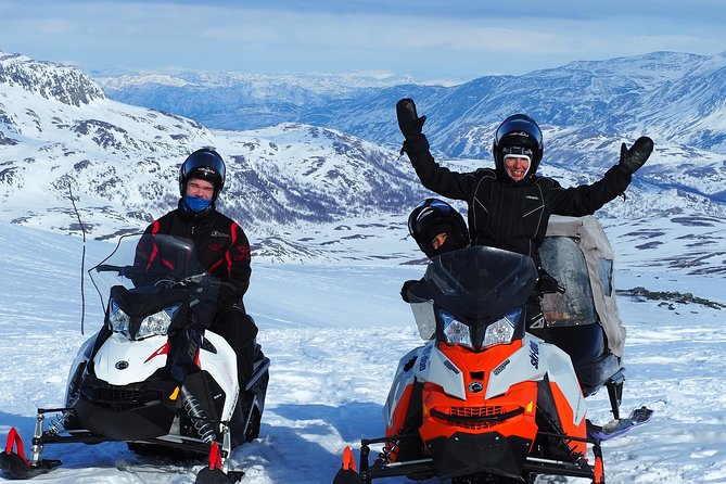Snowmobile safari in the mountain plateau of Finnmarksvidda - Riding into the open plateau