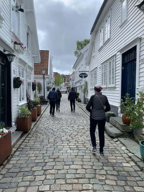 Stavanger: Customized Private Tour with a Local - Street art, old Stavanger, and the shopping district