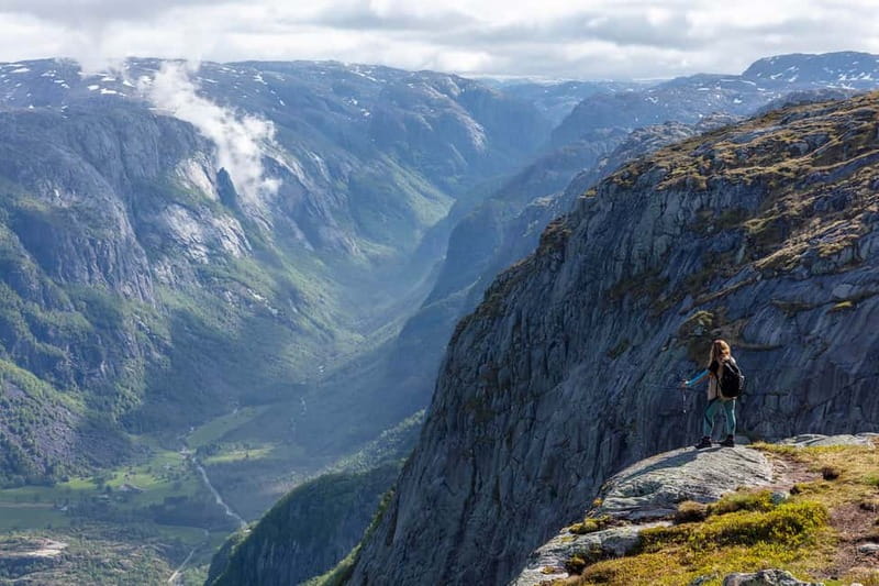 Stavanger: Kjerag Summer Hike with Packed Lunch - Standing above a 1,000-meter cliff
