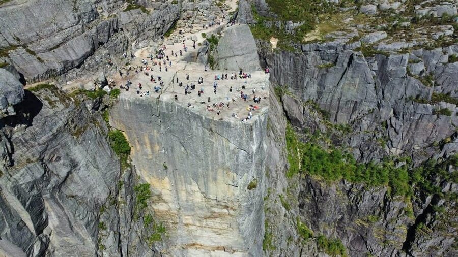 Stavanger: Preikestolen Tour with Guide and Pickup - Walking the 3.8-kilometer route