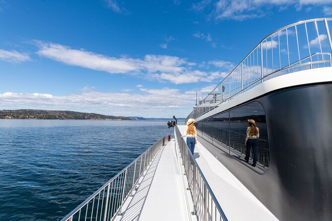 Sustainable Cruise in Oslofjord with audioguiding - City Hall from the fjord