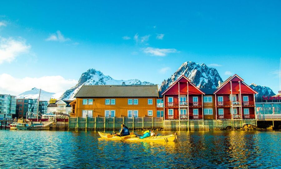 Svolvaer: 2-Hour Winter Kayaking Adventure - Getting comfortable in the double kayak