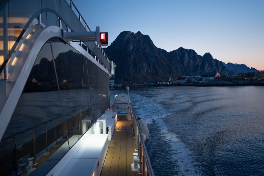 Svolvær: Northern Lights and Full Steam Cruise with Tasting - Returning to the boat around 21:00
