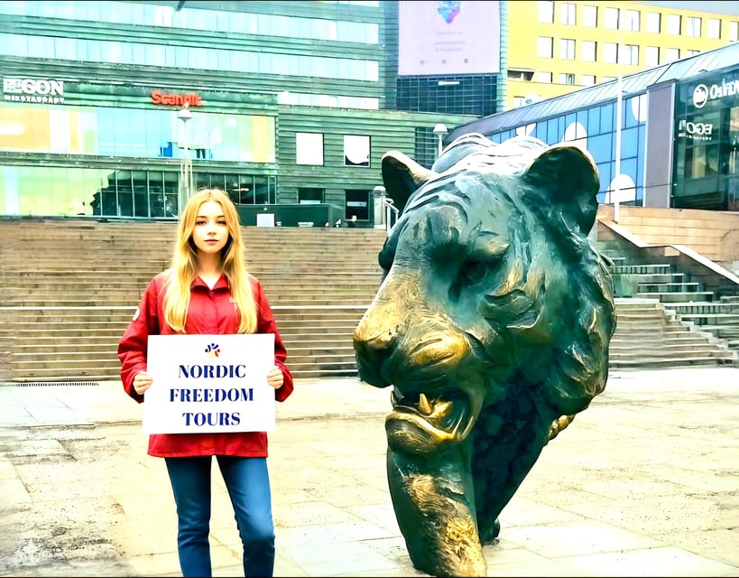 Tour a Pie en Oslo en Español - Starting under the Tiger at Jernbanetorget