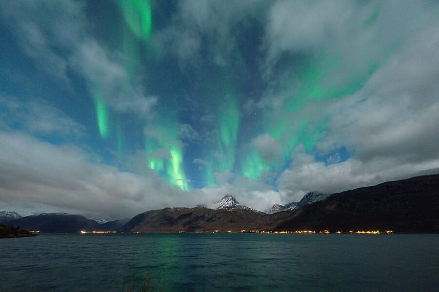 Tromsø: Aurora Borealis, Campfire, Hot Meal, Arctic Tour - Group size, guides, and the human side