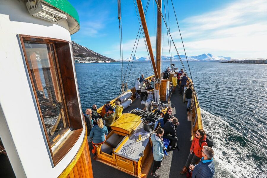 Tromsø: Fjord History Cruise with Snack and Drinks - Fish cake, hot drinks, and a warm place to sit