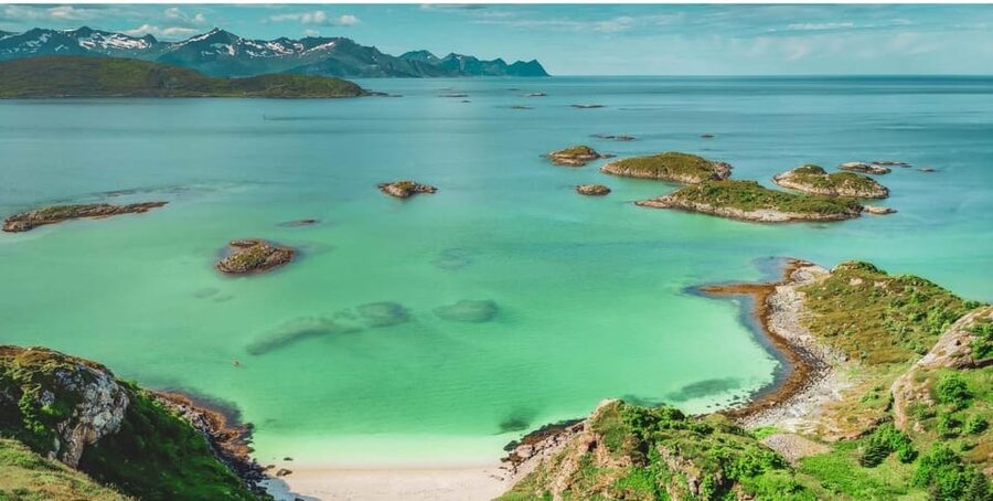 Tromsø: Fjords and Sommarøy Islands Tour with Salmon Picnic - A large coach tour or a small-group experience?