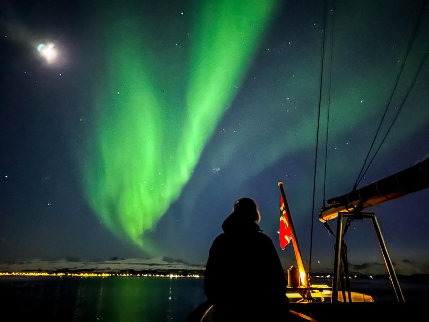 Tromso: Luxury Northern Lights Cruise with Hot Tub & Dinner - Searching for the northern lights with Captain Kennet