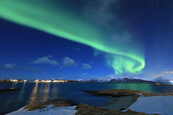Tromsø, Northern Lights and Wilderness Evening Catamaran Cruise - Watching the sky from the water