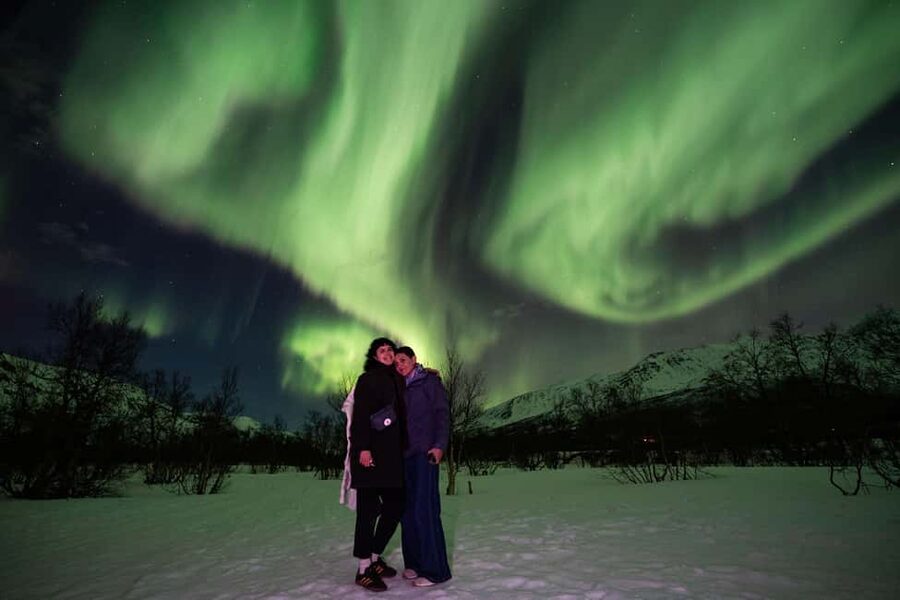 Tromsø: Northern Lights Chase by a comfortable bus - Hot drinks, cookies, and the limits of comfort