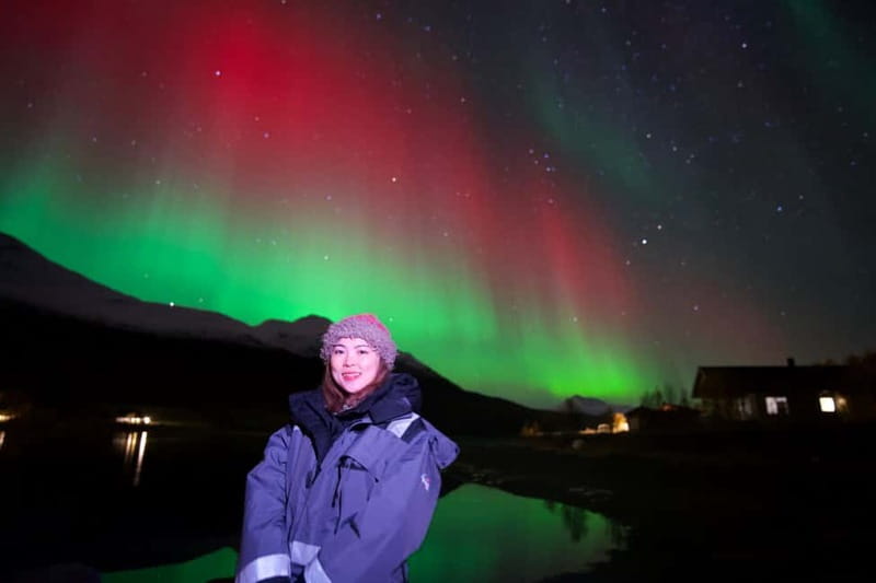 Tromsø: Northern Lights Tour - Waiting beside the fire