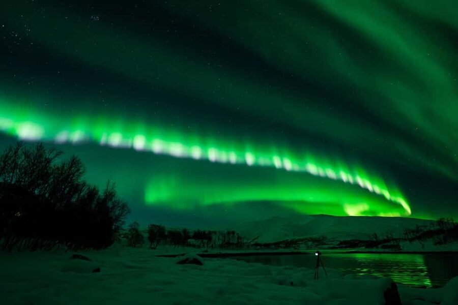 Tromsø: Northern Lights Tour with Guaranteed Sightings - Hot drinks, snacks, and winter clothing