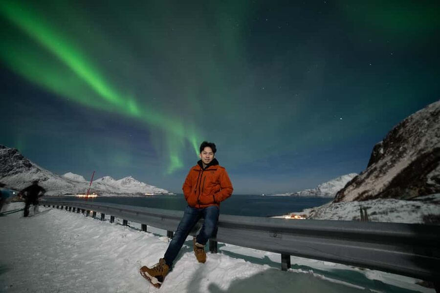 Tromsø: Northern Lights tour with local experts - The campfire stop and the night sky