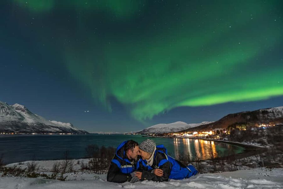 Tromsø: Northern Lights Tour with Professional Photographer - Hot drinks, cookies, and a warmer pause