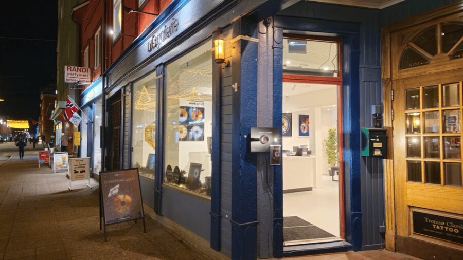 Tromsø: Reveal Your Eye Experience at the Iris Galerie - Group size, languages, and the feel of the visit