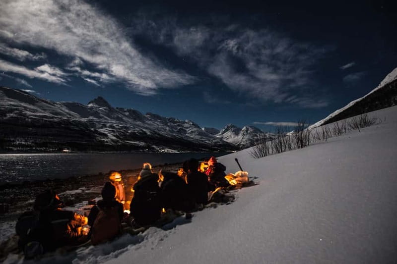 Tromsø: Small Group Northern Lights Hunt - Campfire, stew, hot drinks, and reindeer skins
