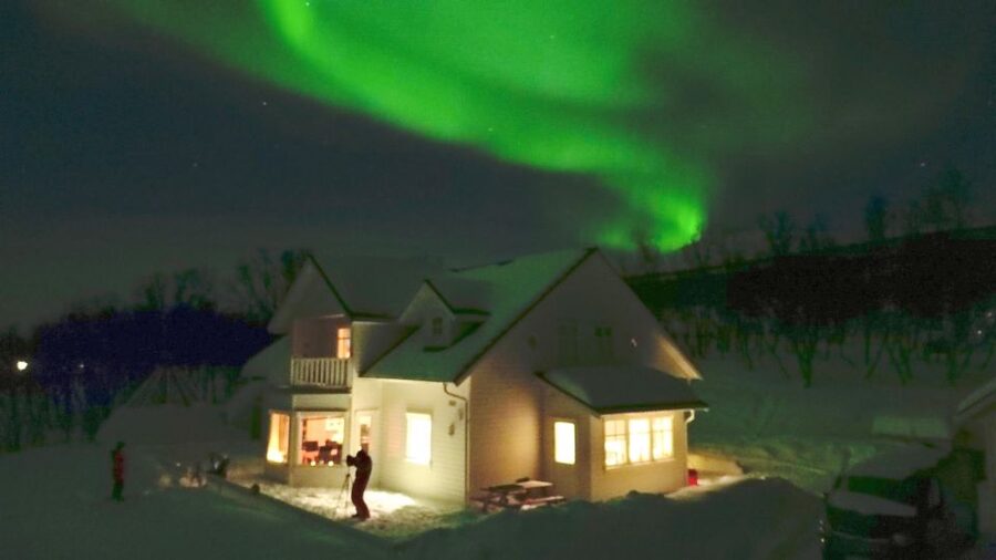 Tromsø: Snowmobile Safari with Aurora Crystal Lavvo Stay - Hunting the Northern Lights through the night