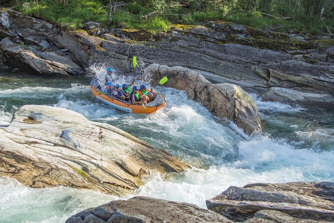 Whitewater Rafting Grade 3 to 4 - A Family Activity With Real Participation